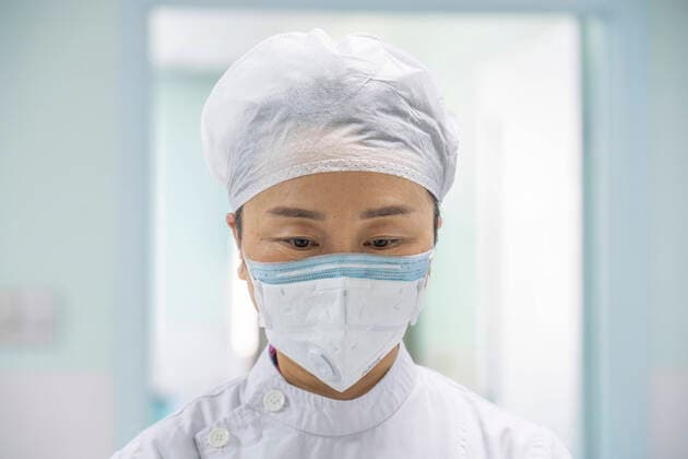 (200404) -- WUHAN, April 4, 2020 -- A medical worker pays a silent tribute to martyrs who died in the fight against the novel coronavirus disease (COVID-19) outbreak and compatriots who died of the disease in Wuhan, central China s Hubei Province, April 4, 2020. ) CHINA-COVID-19 VICTIMS-NATIONAL MOURNING (CN) CaixYang 