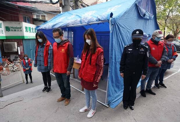 (200404) -- WUHAN, April 4, 2020 -- Epidemic control worker pay a silent tribute to martyrs who died in the fight against the novel coronavirus disease (COVID-19) outbreak and compatriots who died of the disease in Wuhan, central China s Hubei Province, April 4, 2020. ) CHINA-COVID-19 VICTIMS-NATIONAL MOURNING (CN) WangxYuguo 
