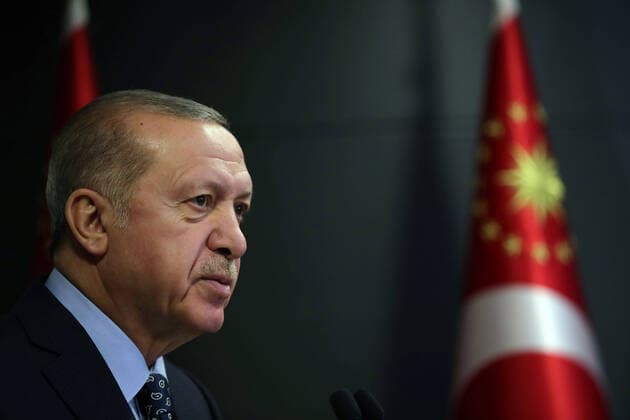 Bilder des Jahres 2020, News 04 April News Themen der Woche KW13 (200404) -- ISTANBUL, April 4, 2020 -- Turkish President Recep Tayyip Erdogan delivers a televised address to the nation in Istanbul, Turkey, April 3. Turkish President Recep Tayyip Erdogan on Friday declared a partial curfew for the citizens under the age of 20 to curb the fast spread of COVID-19. At a televised address to the nation, Erdogan announced a series of new measures to contain the coronavirus outbreak as the death toll from the virus climbed to 425, and the confirmed cases totaled 20,921 on Friday. (Photo by Mustafa Kaya Xinhua) TURKEY-ISTANBUL-COVID-19-PARTIAL CURFEW MuxSitafa¡¤kaya 