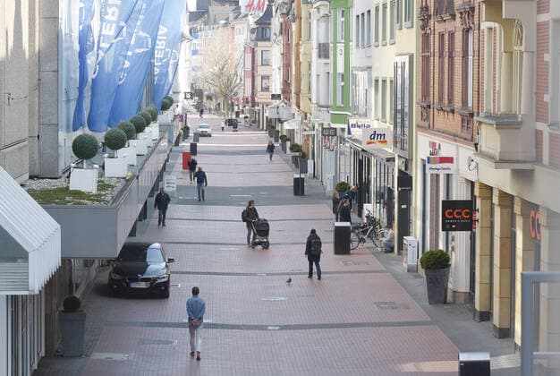 04.04.2020, xblx, Giessen an einem Corona Wochenende, nur wenige Menschen auf der Haupteinkaufsstrasse Seltersweg, emwirt Giessen
