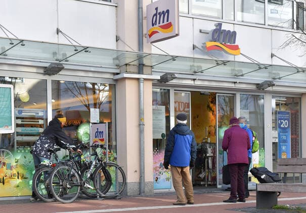 04.04.2020, xblx, Giessen an einem Corona Wochenende, Kunden warten wegen der Abstandsregel auf Einlass vor einer dm Filiale , emwirt Giessen