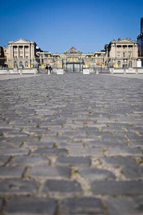 Place nette autour du Chateau de Versailles NEWS : COVID19 - Paris - 04 04 2020 JBAutissier Panoramic 