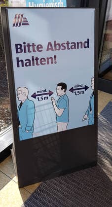 04.04.2020 Dachau, Coronavirus SARS-CoV-2, Pandemie, Vorsichtsmaßnahmen, Schutzmaßnahmen, Plakat Abstand halten
