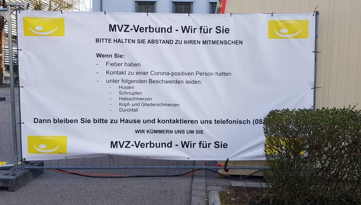 04.04.2020 Dachau, MVZ-Verbund, Medizinisches Versorgungszentrum, Coronavirus SARS-CoV-2, Pandemie, Vorsichtsmaßnahmen, Schutzmaßnahmen, Coronavirus Abstrich, Take Away Station am Medizinischen Versorgungszentrum Dachau,