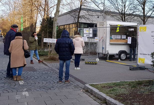 04.04.2020 Dachau, Coronavirus SARS-CoV-2, Pandemie, Vorsichtsmaßnahmen, Schutzmaßnahmen, Coronavirus Abstrich, Take Away Station am Medizinischen Versorgungszentrum Dachau, Menschen stehen Schlange vor der Schleuse zum Fieber messen.