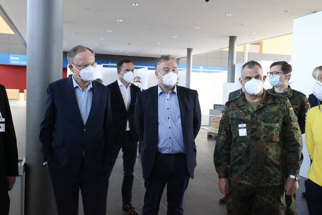 Hannover, 04.04.2020, Bundeswehr Soldaten im Coronavirus Einsatz beim Aufbau der Behelfsklinik auf dem Messegelände, Ministerpräsident Stephan Weil besichtigt Behelfsklinik, von links: , Ministerpräsident Stephan Weil, Jochen Köckler Vorsitzender des Vorstandes der Deutschen Messe AG , Regionspräsident Hauke Jagau, Oberst Manfred Schreiber, Stellvertretender Kommander des Landeskommandos Niedersachsen,