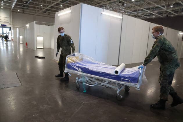 Hannover, 04.04.2020, Bundeswehr Soldaten im Coronavirus Einsatz beim Aufbau der Behelfsklinik auf dem Messegelände, Ministerpräsident Stephan Weil besichtigt Behelfsklinik,