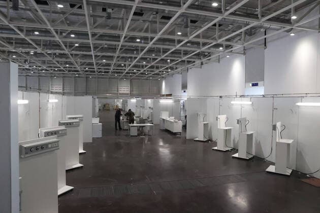 Hannover, 04.04.2020, Bundeswehr Soldaten im Coronavirus Einsatz beim Aufbau der Behelfsklinik auf dem Messegelände, Ministerpräsident Stephan Weil besichtigt Behelfsklinik,