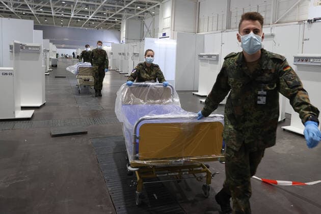Hannover, 04.04.2020, Bundeswehr Soldaten im Coronavirus Einsatz beim Aufbau der Behelfsklinik auf dem Messegelände, Ministerpräsident Stephan Weil besichtigt Behelfsklinik,
