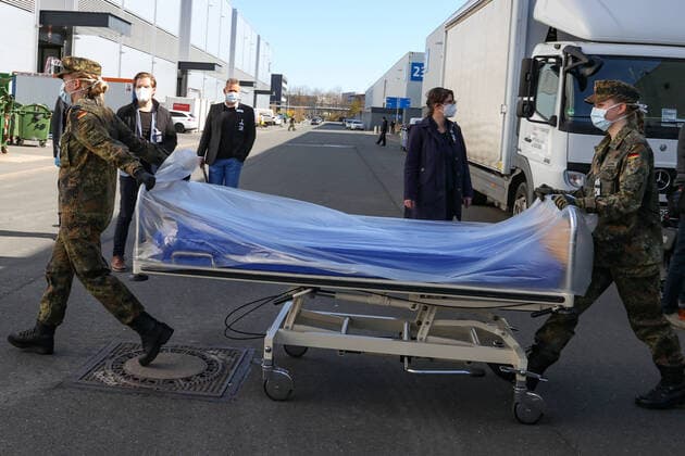 Hannover, 04.04.2020, Bundeswehr Soldaten im Coronavirus Einsatz beim Aufbau der Behelfsklinik auf dem Messegelände, Ministerpräsident Stephan Weil besichtigt Behelfsklinik,