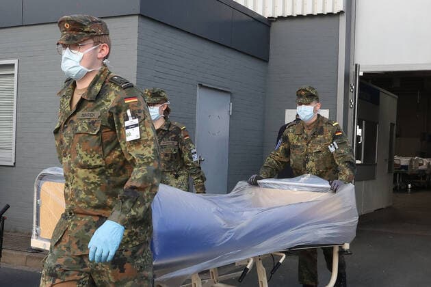 Hannover, 04.04.2020, Bundeswehr Soldaten im Coronavirus Einsatz beim Aufbau der Behelfsklinik auf dem Messegelände, Ministerpräsident Stephan Weil besichtigt Behelfsklinik,
