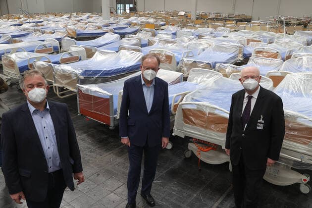 News Bilder des Tages Hannover, 04.04.2020, Bundeswehr Soldaten im Coronavirus Einsatz beim Aufbau der Behelfsklinik auf dem Messegelände, Ministerpräsident Stephan Weil besichtigt Behelfsklinik, von links: Regionspräsident Hauke Jagau, Ministerpräsident Stephan Weil,