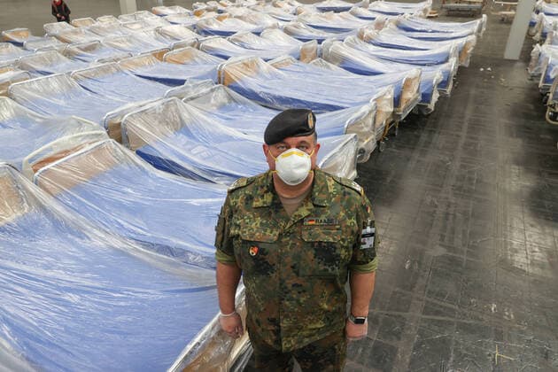 Hannover, 04.04.2020, Bundeswehr Soldaten im Coronavirus Einsatz beim Aufbau der Behelfsklinik auf dem Messegelände, Ministerpräsident Stephan Weil besichtigt Behelfsklinik,