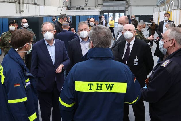 Hannover, 04.04.2020, Bundeswehr Soldaten im Coronavirus Einsatz beim Aufbau der Behelfsklinik auf dem Messegelände, Ministerpräsident Stephan Weil besichtigt Behelfsklinik, von links: Ministerpräsident Stephan Weil, Regionspräsident Hauke Jagau, Prof. Dr. med. Michael P. Manns, Präsident MHH,,
