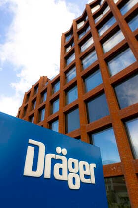 Der Dräger-Schriftzug auf einer blauen Tafel vor dem Hauptgebaeude der Drägerwerk AG & Co. KGaA. Hauptsitz der Drägerwerk AG & Co. KGaA, Luebecker Wirtschaft Themenbilder, 03.04.20 Luebeck Schleswig-Holstein Germany Copyright: xAgentur54Gradx xFelixxKoenigx