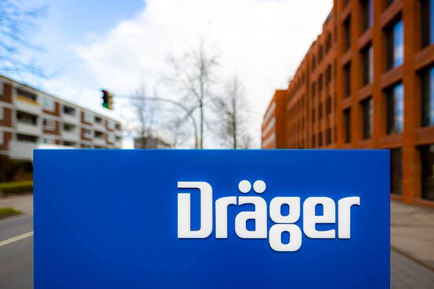 Der Dräger-Schriftzug auf einer blauen Tafel vor dem Hauptgebaeude der Drägerwerk AG & Co. KGaA. Hauptsitz der Drägerwerk AG & Co. KGaA, Luebecker Wirtschaft Themenbilder, 03.04.20 Luebeck Schleswig-Holstein Germany Copyright: xAgentur54Gradx xFelixxKoenigx