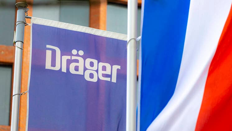 Vor dem Hauptsitz der Drägerwerk AG & Co. KGaA wehen die Draeger- und die Schleswig-Holstein-Flagge. Hauptsitz der Drägerwerk AG & Co. KGaA, Luebecker Wirtschaft Themenbilder, 03.04.20 Luebeck Schleswig-Holstein Germany Copyright: xAgentur54Gradx xFelixxKoenigx