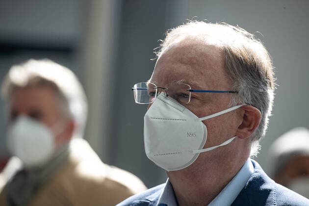 Hannover, 04.04.2020, Bundeswehr Soldaten im Coronavirus Einsatz beim Aufbau der Behelfsklinik auf dem Messegelände, Ministerpräsident Stephan Weil besichtigt Behelfsklinik, Stephan Weil mit Mundschutz,