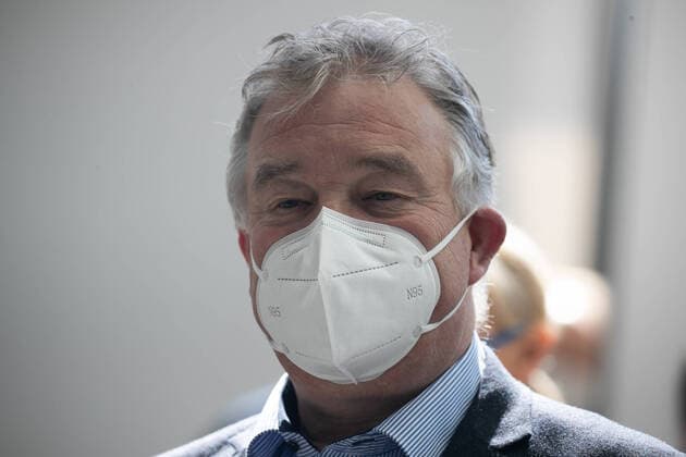 Hannover, 04.04.2020, Bundeswehr Soldaten im Coronavirus Einsatz beim Aufbau der Behelfsklinik auf dem Messegelände, Ministerpräsident Stephan Weil besichtigt Behelfsklinik, Regionspräsident Hauke Jagau mit Mundschutz,