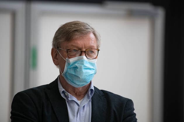 Hannover, 04.04.2020, Bundeswehr Soldaten im Coronavirus Einsatz beim Aufbau der Behelfsklinik auf dem Messegelände, Ministerpräsident Stephan Weil besichtigt Behelfsklinik, Prof. Dr. Dr. Axel Haverich. Medizinische Hochschule Hannover Klinik für Herz-, Thorax-, Transplantations- und Gefäßchirurgie.