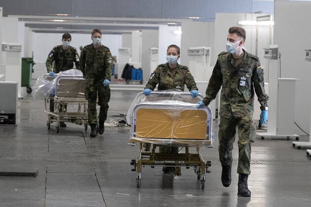 Hannover, 04.04.2020, Bundeswehr Soldaten im Coronavirus Einsatz beim Aufbau der Behelfsklinik auf dem Messegelände, Ministerpräsident Stephan Weil besichtigt Behelfsklinik,