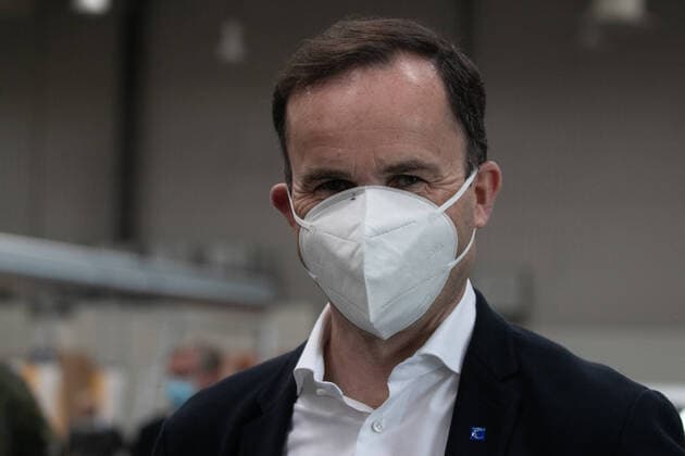 Hannover, 04.04.2020, Bundeswehr Soldaten im Coronavirus Einsatz beim Aufbau der Behelfsklinik auf dem Messegelände, Ministerpräsident Stephan Weil besichtigt Behelfsklinik, Jochen Köckler Vorsitzender des Vorstandes der Deutschen Messe AG , mit Mundschutz,