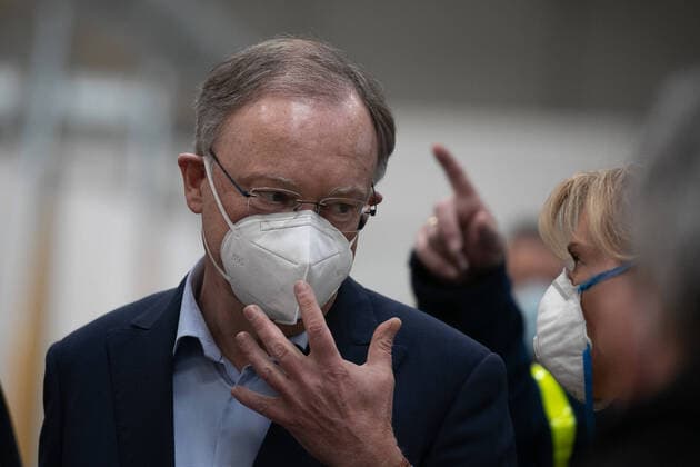 Hannover, 04.04.2020, Bundeswehr Soldaten im Coronavirus Einsatz beim Aufbau der Behelfsklinik auf dem Messegelände, Ministerpräsident Stephan Weil besichtigt Behelfsklinik, Ministerpräsident Stephan Weil mit Mundschutz,