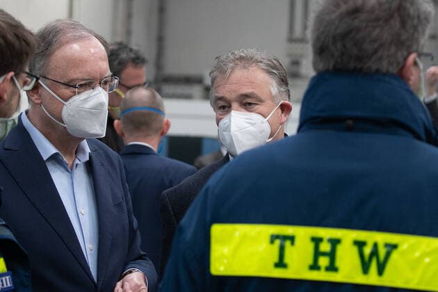 Hannover, 04.04.2020, Bundeswehr Soldaten im Coronavirus Einsatz beim Aufbau der Behelfsklinik auf dem Messegelände, Ministerpräsident Stephan Weil besichtigt Behelfsklinik, Stephan Weil, Regionspräsident Hauke Jagau mit Mundschutz, im Gespräch mit Einsatzkräften des THW,