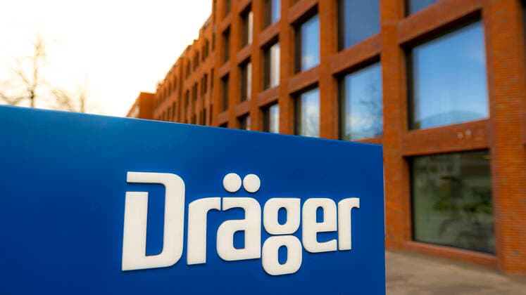 Der Dräger-Schriftzug auf einer blauen Tafel vor dem Hauptgebaeude der Drägerwerk AG & Co. KGaA. Hauptsitz der Drägerwerk AG & Co. KGaA, Luebecker Wirtschaft Themenbilder, 03.04.20 Luebeck Schleswig-Holstein Germany Copyright: xAgentur54Gradx xFelixxKoenigx