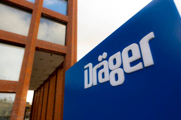 Der Dräger-Schriftzug auf einer blauen Tafel vor dem Hauptgebaeude der Drägerwerk AG & Co. KGaA. Hauptsitz der Drägerwerk AG & Co. KGaA, Luebecker Wirtschaft Themenbilder, 03.04.20 Luebeck Schleswig-Holstein Germany Copyright: xAgentur54Gradx xFelixxKoenigx