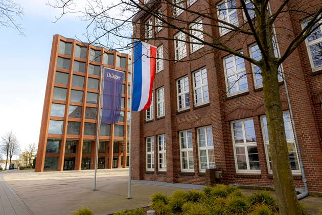 Vor dem Hauptsitz der Drägerwerk AG & Co. KGaA wehen die Draeger- und die Schleswig-Holstein-Flagge. Hauptsitz der Drägerwerk AG & Co. KGaA, Luebecker Wirtschaft Themenbilder, 03.04.20 Luebeck Schleswig-Holstein Germany Copyright: xAgentur54Gradx xFelixxKoenigx