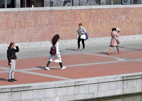 Milan, people walking around Milan in the Navigli area, despite the restrictive measures put in place by the authorities to contain covid 19, the coronavirus (Maurizio Maule Fotogramma, Milan - 2020-04-04) p.s. la foto e utilizzabile nel rispetto del contesto in cui e stata scattata, e senza intento diffamatorio del decoro delle persone rappresentate  Copyright: xMaurizioxMaulex xFOTOGRAMMAx