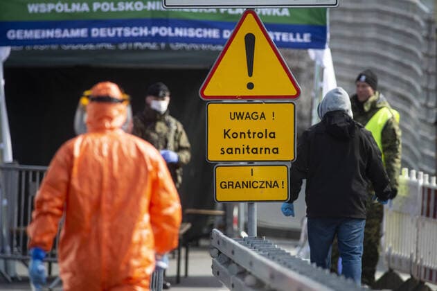 Polnische Beamte mit Schutzausruestung ueberpruefen Einreisende an der deutsch-polnischen Grenze in Goerlitz, 04.04.2020. In der Nacht vom 14.03. zum 15.03. wurden die Grenzen zwischen Deutschland und Polen sowie Tschechien geschlossen, um die Ausbreitung des Coronaviruses einzudaemmen. Goerlitz Deutschland