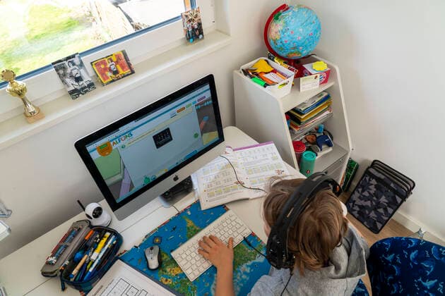 Junge, Grundschüler, beim Home learning, Schulaufgaben machen, Fernunterricht, virtueller Klassenraum, Chat mit Lehrern und Mitschülern, Heimunterricht, zuhause am Computer, Auswirkungen der Coronakrise in Deutschland,