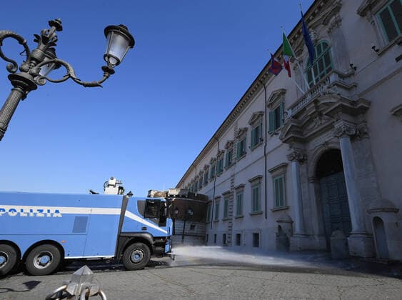 (200404) -- ROME, April 4, 2020 -- Police clean the ground in front of the Quirinale Presidential Palace in Rome, Italy, April 4, 2020. The coronavirus pandemic has claimed 14,681 lives in locked-down Italy. The number of confirmed infections, fatalities and recoveries totaled 119,827 on Friday, the country s Civil Protection Department managing the national emergency response said on Friday. (Photo by Alberto Lingria Xinhua) ITALY-ROME-COVID-19 ChengxTingting 