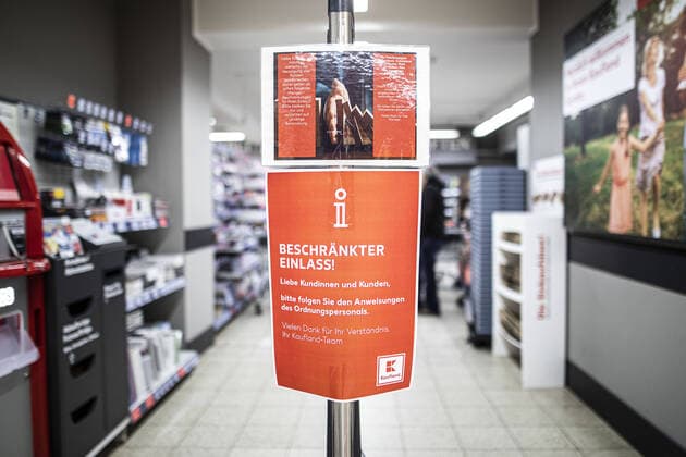 Ein Zettel mit der Aufschrift Beschraenkter Einlass haengt am Eingang eines Supermarktes in Goerlitz, 04.04.2020. Aufgrund der Verbreitung des Coronaviruses gibt es Einlassbeschraenkungen in Supermaerkten. Goerlitz Deutschland