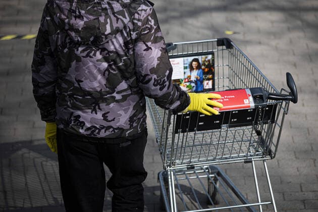 Ein Mann schiebt einen Einkaufswagen mit Schutzhandschuhen in Goerlitz, 04.04.2020. Aufgrund der Verbreitung des Coronaviruses gibt es Einlassbeschraenkungen in Supermaerkten. Goerlitz Deutschland