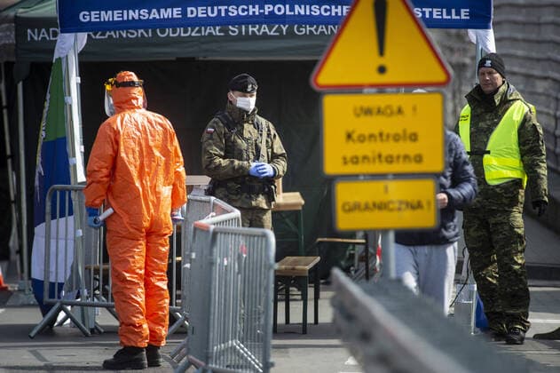 Polnische Beamte mit Schutzausruestung ueberpruefen Einreisende an der deutsch-polnischen Grenze in Goerlitz, 04.04.2020. In der Nacht vom 14.03. zum 15.03. wurden die Grenzen zwischen Deutschland und Polen sowie Tschechien geschlossen, um die Ausbreitung des Coronaviruses einzudaemmen. Goerlitz Deutschland