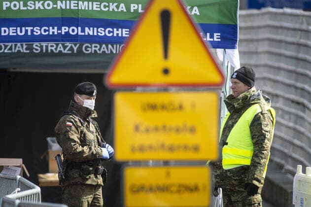 Polnische Beamte mit Schutzausruestung ueberpruefen Einreisende an der deutsch-polnischen Grenze in Goerlitz, 04.04.2020. In der Nacht vom 14.03. zum 15.03. wurden die Grenzen zwischen Deutschland und Polen sowie Tschechien geschlossen, um die Ausbreitung des Coronaviruses einzudaemmen. Goerlitz Deutschland
