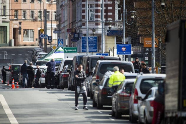 Polnische Beamte mit Schutzausruestung ueberpruefen Einreisende an der deutsch-polnischen Grenze in Goerlitz, 04.04.2020. In der Nacht vom 14.03. zum 15.03. wurden die Grenzen zwischen Deutschland und Polen sowie Tschechien geschlossen, um die Ausbreitung des Coronaviruses einzudaemmen. Goerlitz Deutschland