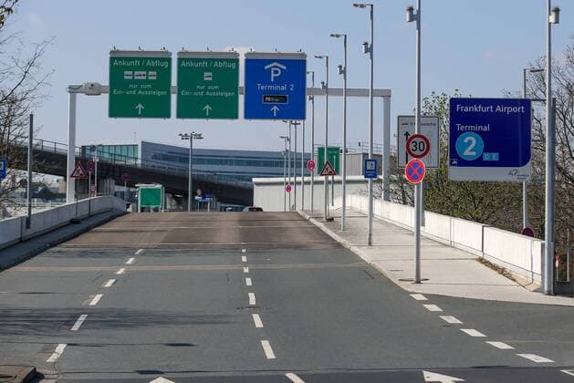 Frankfurt am Main, Flughafen Terminal 2, 04.04.2020, Terminal 2 Frankfurt Airport Flughafen, Die Zufahrt zur Ankunft und Abflug am Terminal 2 Frankfurt am Main Flughafen Terminal 2 Hessen Deutschland