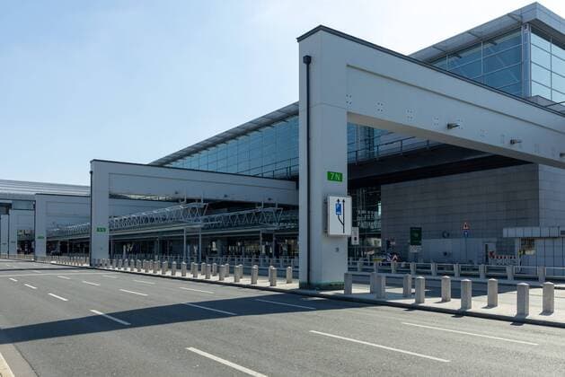 Frankfurt am Main, Flughafen Terminal 2, 04.04.2020, Terminal 2 Frankfurt Airport Flughafen, Außenansicht des Terminals 2 am Flughafen Frankfurt am Main Flughafen Terminal 2 Hessen Deutschland