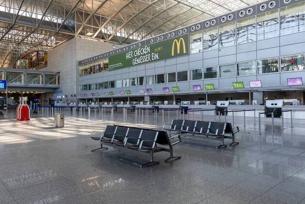 Frankfurt am Main, Flughafen Terminal 2, 04.04.2020, Terminal 2 Frankfurt Airport Flughafen, leere Schalterhallen im Terminal 2 in Zeiten der Corona-Krise Frankfurt am Main Flughafen Terminal 2 Hessen Deutschland