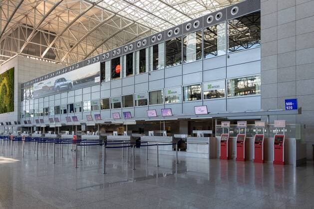 Frankfurt am Main, Flughafen Terminal 2, 04.04.2020, Terminal 2 Frankfurt Airport Flughafen, leere Schalterhallen im Terminal 2 in Zeiten der Corona-Krise Frankfurt am Main Flughafen Terminal 2 Hessen Deutschland