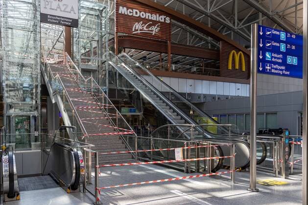 Frankfurt am Main, Flughafen Terminal 2, 04.04.2020, Terminal 2 Frankfurt Airport Flughafen, abgesperrte Treppen zur Besucher Terrasse im Terminal 2 in Zeiten der Corona-Krise Frankfurt am Main Flughafen Terminal 2 Hessen Deutschland