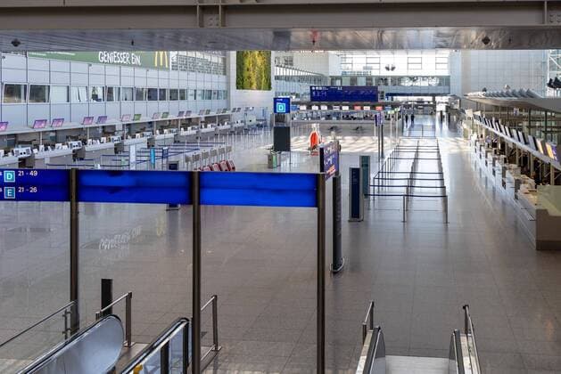 Frankfurt am Main, Flughafen Terminal 2, 04.04.2020, Terminal 2 Frankfurt Airport Flughafen, leere Schalterhallen im Terminal 2 in Zeiten der Corona-Krise Frankfurt am Main Flughafen Terminal 2 Hessen Deutschland