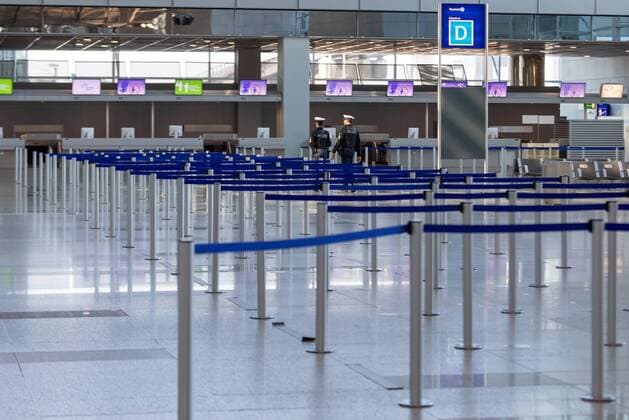 Frankfurt am Main, Flughafen Terminal 2, 04.04.2020, Terminal 2 Frankfurt Airport Flughafen, leere Schalterhallen im Terminal 2 in Zeiten der Corona-Krise Frankfurt am Main Flughafen Terminal 2 Hessen Deutschland