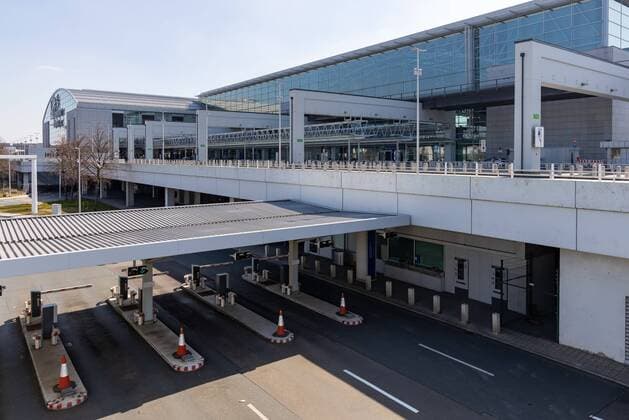 Frankfurt am Main, Flughafen Terminal 2, 04.04.2020, Terminal 2 Frankfurt Airport Flughafen, Außenansicht des Terminals 2 am Flughafen Frankfurt am Main Flughafen Terminal 2 Hessen Deutschland