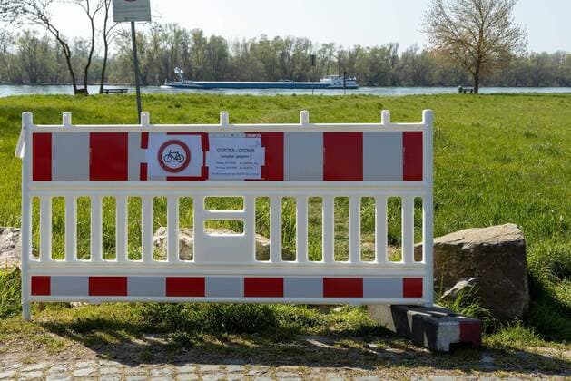 Eltville am Rhein, Weinprobierstand Hattenheim, 04.04.2020, Rheingau sperrt Ausflugsziele. Am Rhein entlang werden ab dem 04.04.2020 auf Grund der Ausgangsbeschränkung in Hessen Parkplätze und Ausflugsziele gesperrt. Eltville am Rhein Weinprobierstand Hattenheim Hessen Deutschland