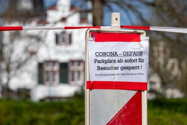 Eltville am Rhein, Weinprobierstand Hattenheim, 04.04.2020, Rheingau sperrt Ausflugsziele. Am Rhein entlang werden ab dem 04.04.2020 auf Grund der Ausgangsbeschränkung in Hessen Parkplätze und Ausflugsziele gesperrt. Eltville am Rhein Weinprobierstand Hattenheim Hessen Deutschland
